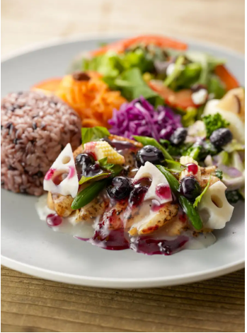 チキンソテー　蒼しそとブルーベリーの塩だれソース